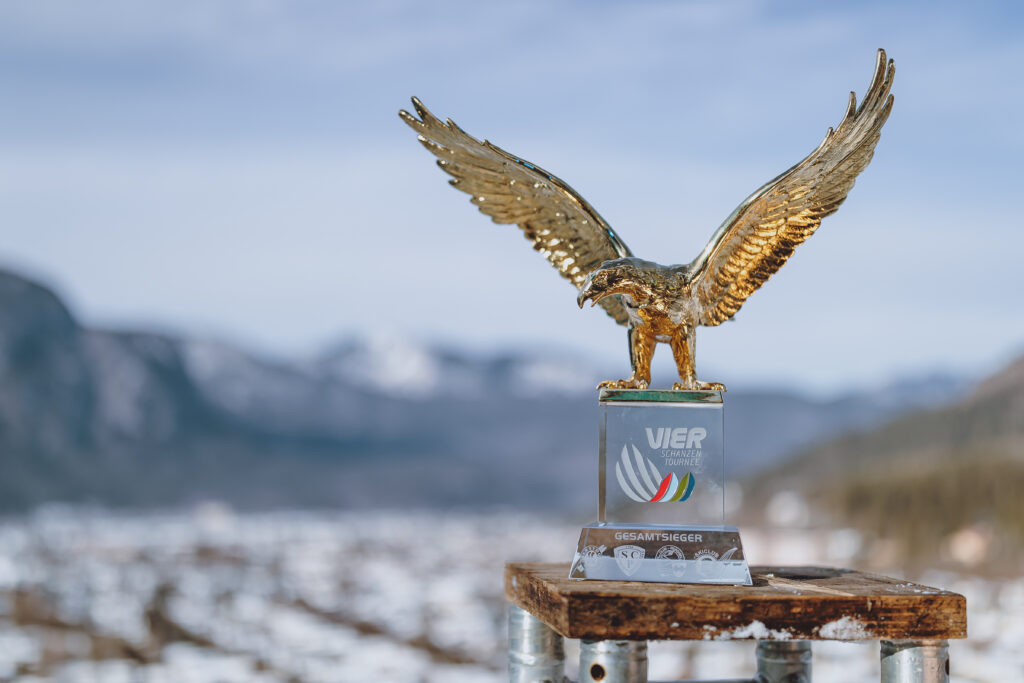 Objekt der Begierde: Der Gesamtsieger der Vierschanzentournee bekommt den goldenen Adler als Trophäe.
