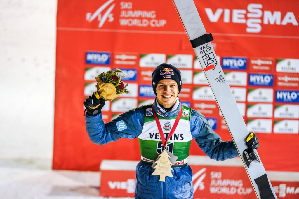 Freude pur bei DSV-Skispringer Andreas Wellinger. Der Bayer flog beim Weltcup-Auftakt in Ruka/ Finnland aufs Podest.