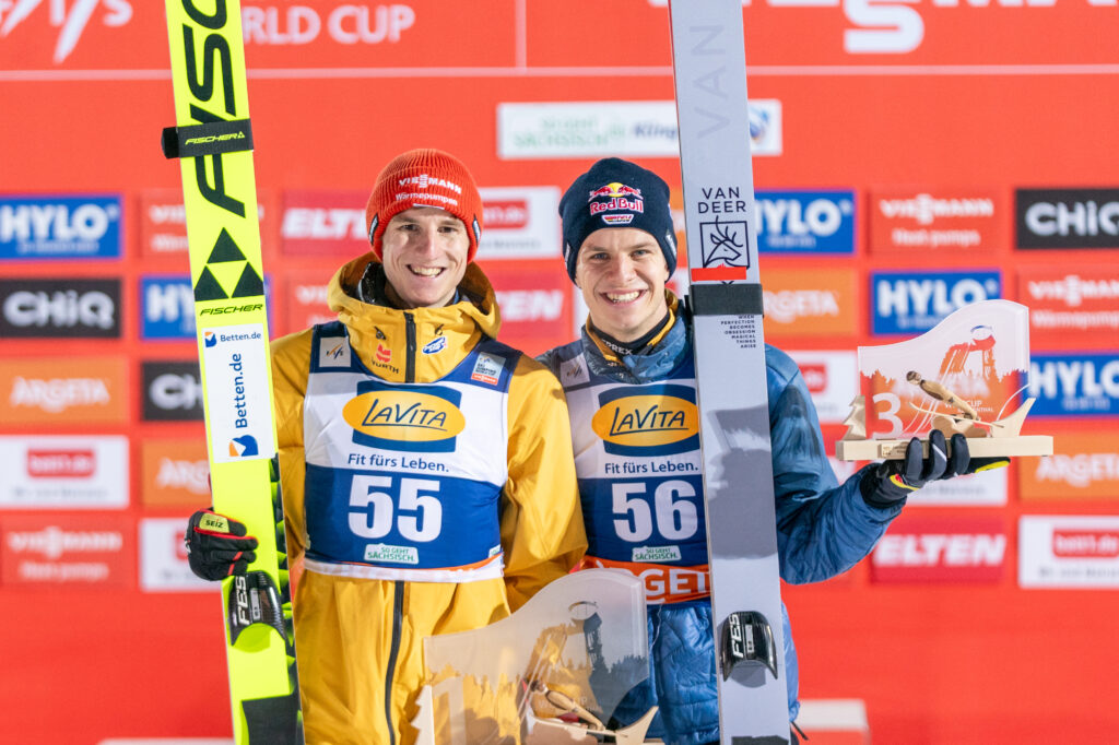 Zwei Strahlemänner: Die deutschen Skispringer Karl Geiger und Andreas Wellinger freuten sich über ihre Erfolge beim Weltcup in Klingenthal