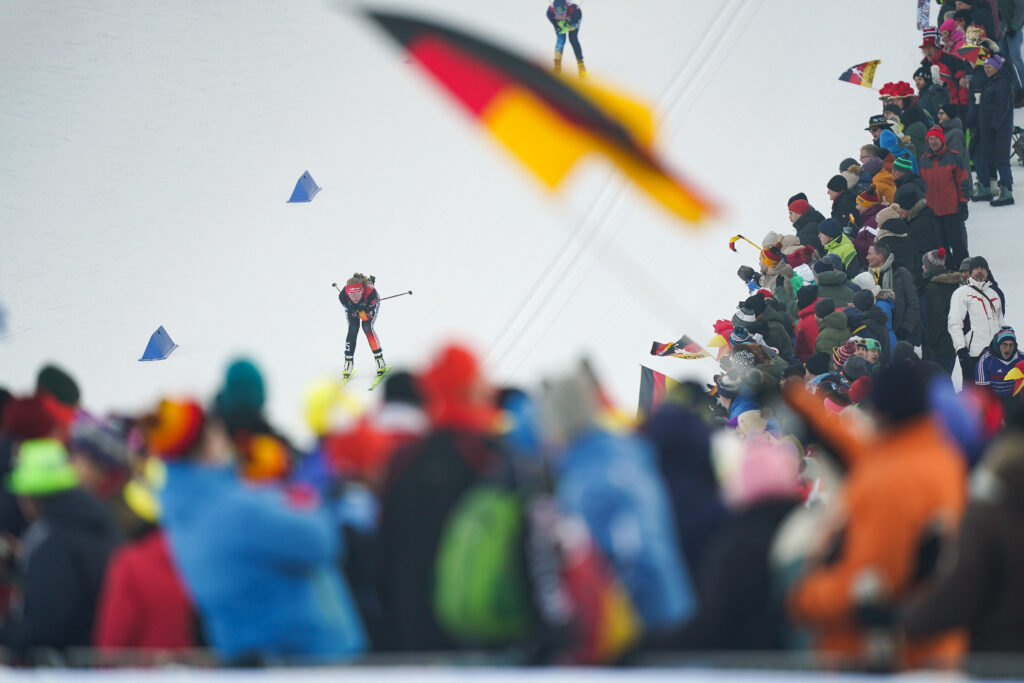 Die Fans waren nicht zu bremsen in Ruhpolding - auch wegen des phänomenalen Auftritts der erst 18-jährigen Julia Tannheimer.