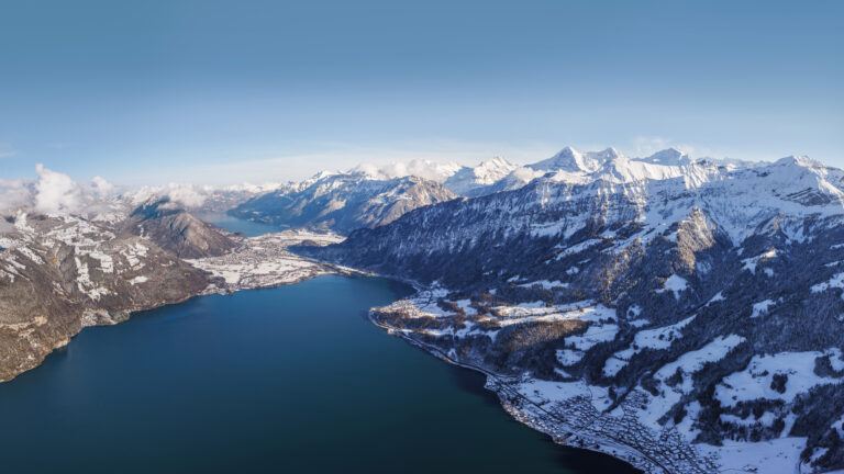 luftaufnahme-thunersee-interlaken-jungfrau-brienzersee-winter_©Daniel Reichenbach